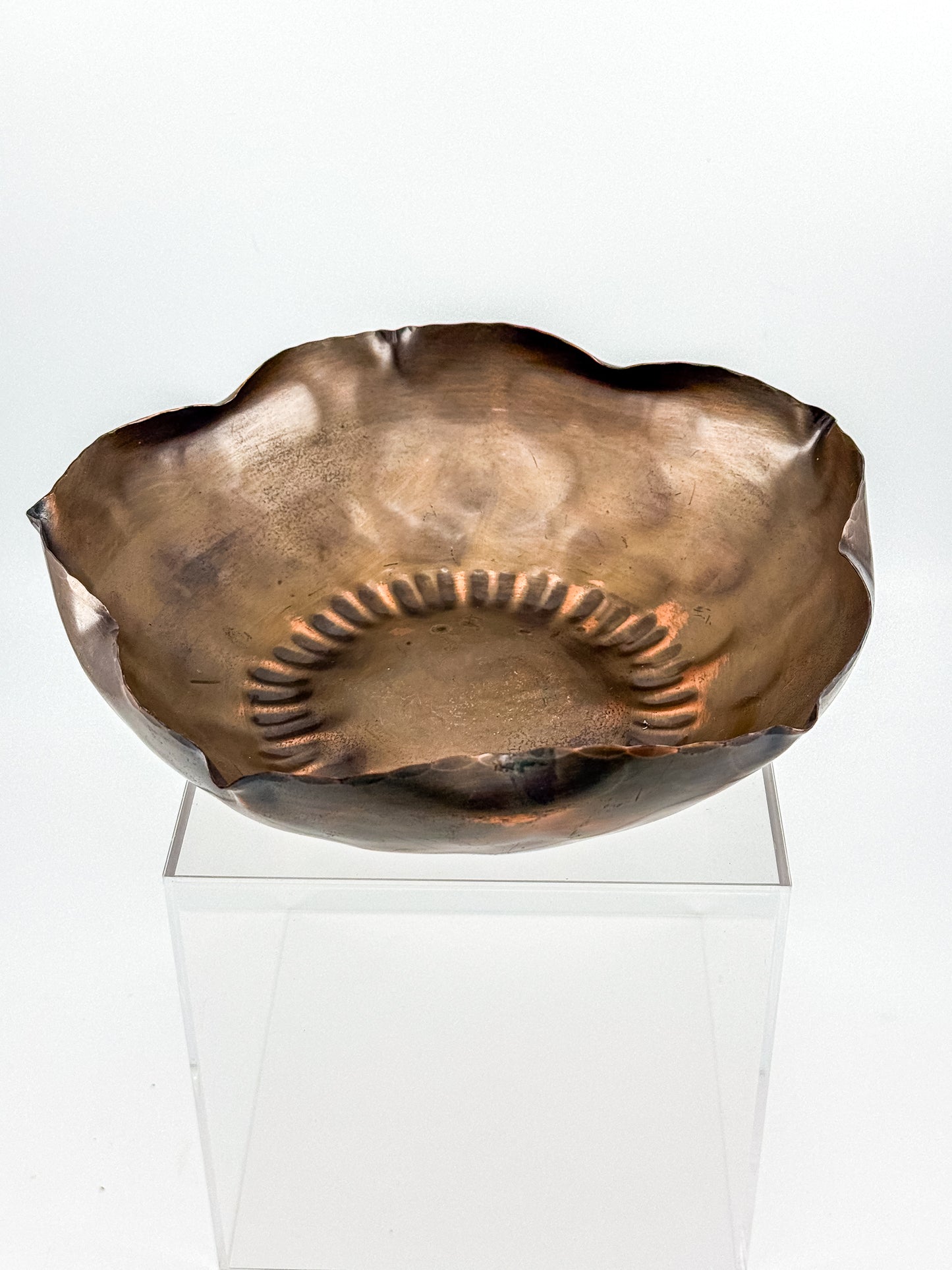 Craftsman Co. Hand-Hammered Copper Bowl with Scalloped Rim, Arts and Crafts Movement, No. 885
