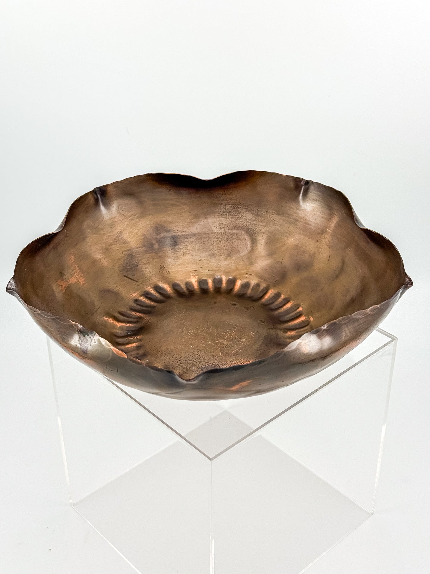 Craftsman Co. Hand-Hammered Copper Bowl with Scalloped Rim, Arts and Crafts Movement, No. 885