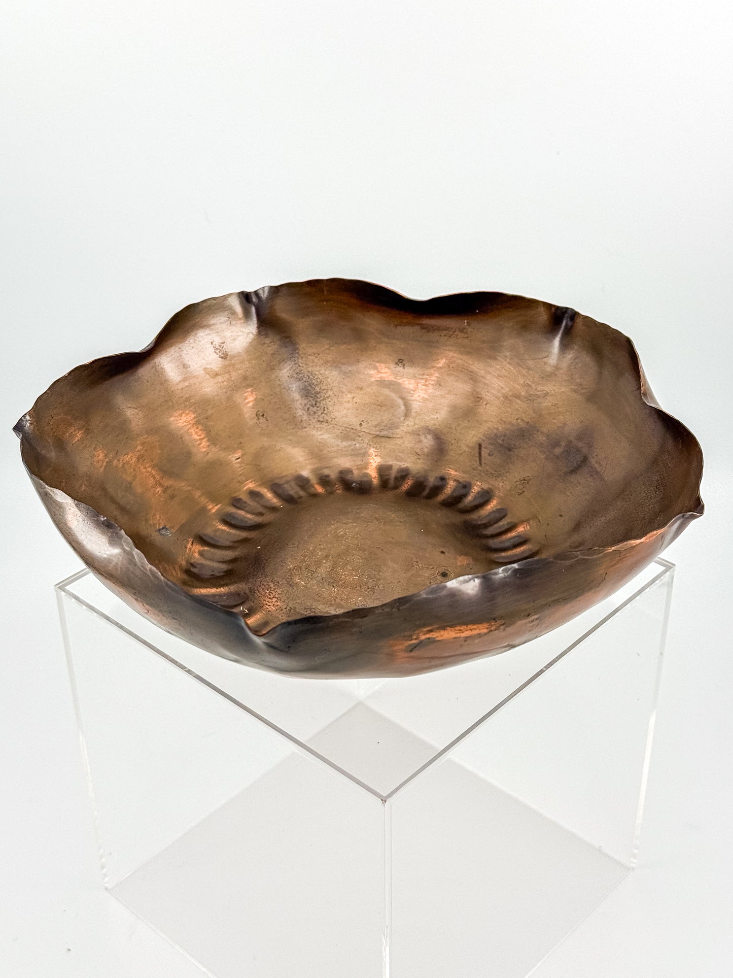 Craftsman Co. Hand-Hammered Copper Bowl with Scalloped Rim, Arts and Crafts Movement, No. 885