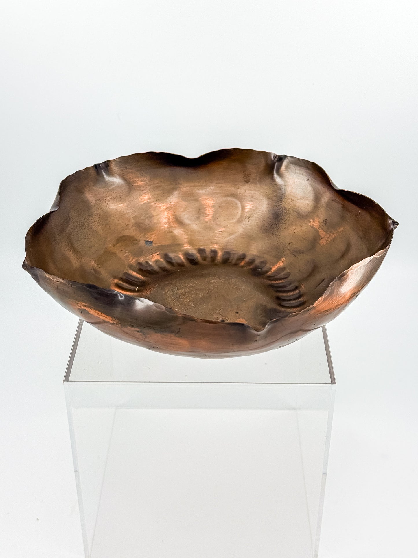 Craftsman Co. Hand-Hammered Copper Bowl with Scalloped Rim, Arts and Crafts Movement, No. 885