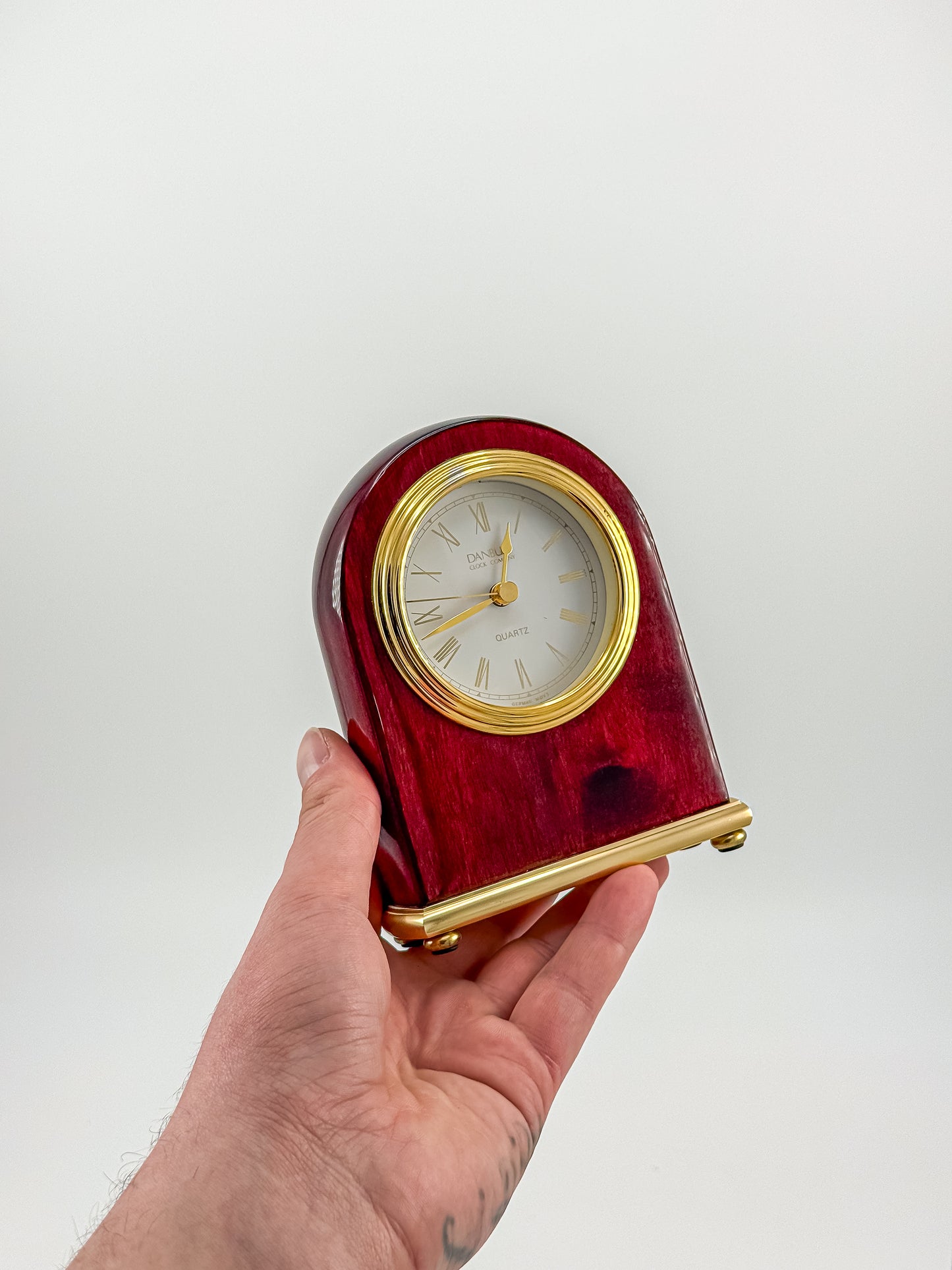 Vintage Danbury Mahogany Arch Desk Clock — Quartz, Gold-Tone Brass Base
