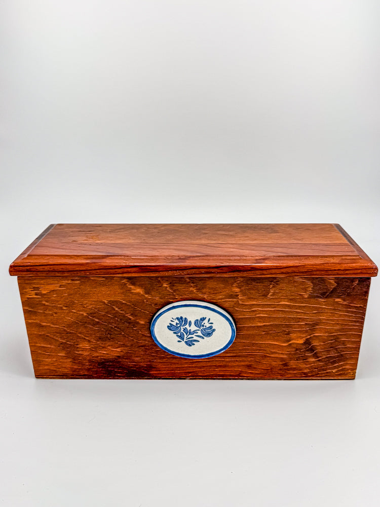 Vintage Pfaltzgraff Yorktowne Wood Double Recipe Box with Ceramic Medallion