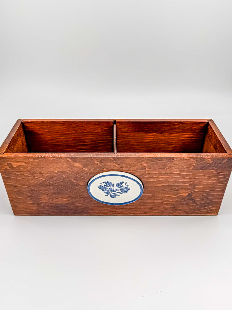 Vintage Pfaltzgraff Yorktowne Wood Double Recipe Box with Ceramic Medallion