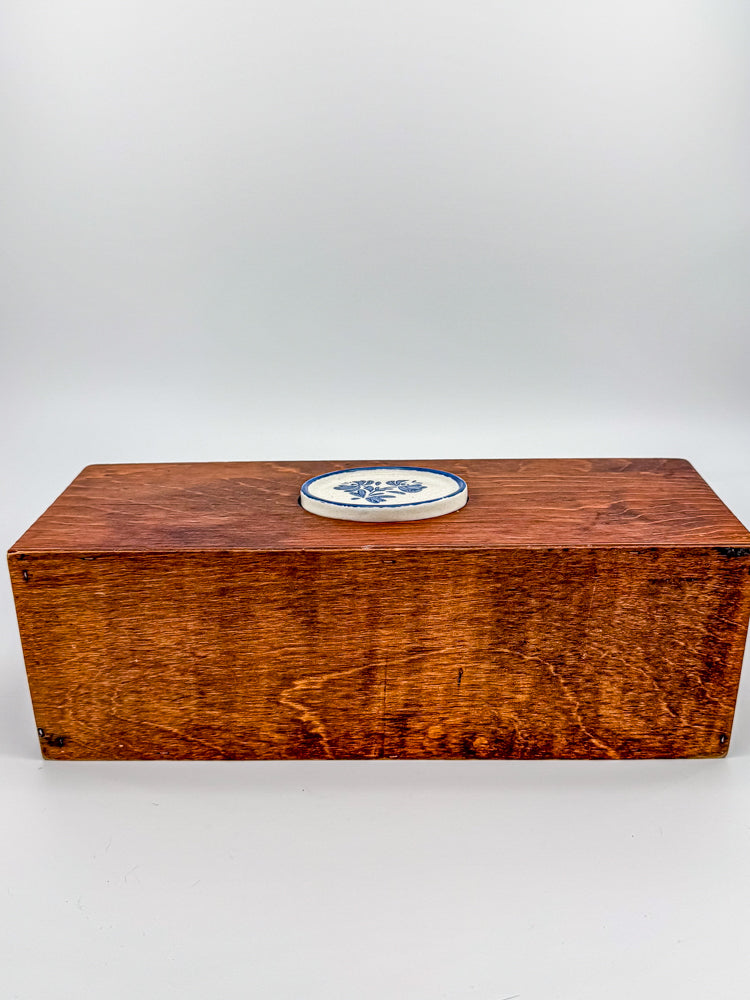 Vintage Pfaltzgraff Yorktowne Wood Double Recipe Box with Ceramic Medallion