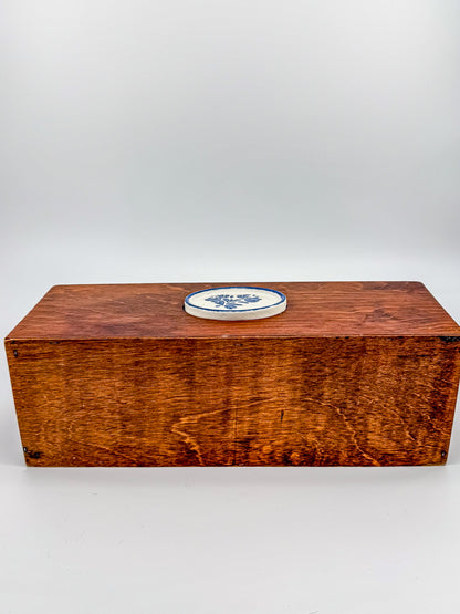 Vintage Pfaltzgraff Yorktowne Wood Double Recipe Box with Ceramic Medallion