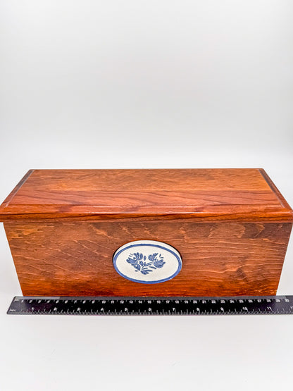 Vintage Pfaltzgraff Yorktowne Wood Double Recipe Box with Ceramic Medallion